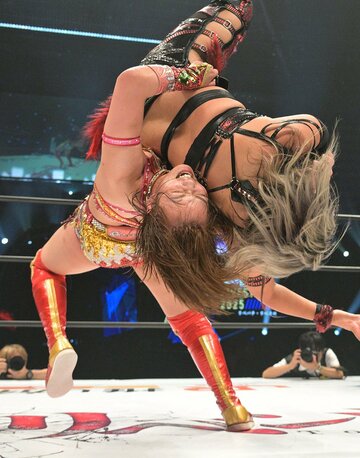 小波(上)に渾身の裏投げを放つSareee