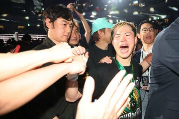 ファンの歓声の中、感無量の表情で引き上げる那須川天心