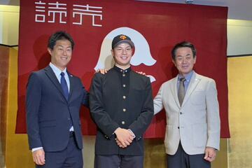 仮契約を結んだ巨人ドラフト２位の田和廉（中央）