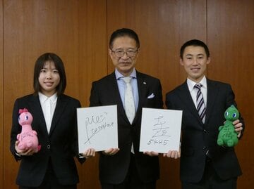 左から板頭里緒、前橋泰幸津市長、一ノ木匠