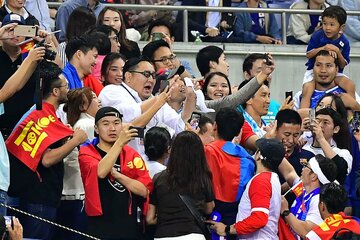 モンゴルサポーターと応援する朝青龍