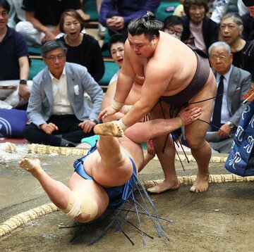 土俵際で琴勝峰(下)を下した霧島