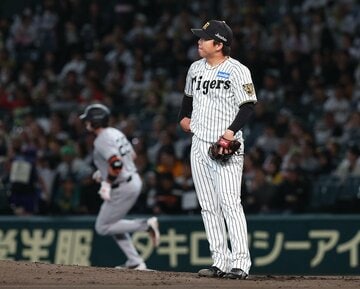 ３回、巨人・ダルベック(奥)に痛い３ランを浴びた阪神・村上頌樹