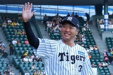 声援にこたえる関本賢太郎氏