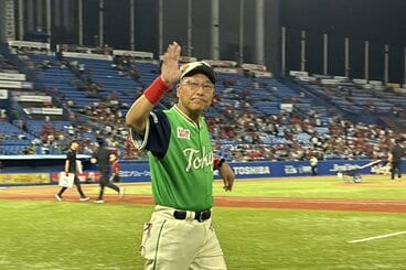 スタンドのファンの声援に応える池山監督