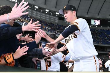ファンとハイタッチする戸郷