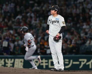 ３回、巨人・ダルベック(奥)に痛い３ランを浴びた阪神・村上頌樹