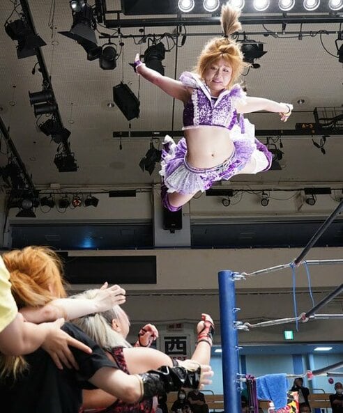 スターダム】前代未聞〝水着乱闘〟を繰り広げた中野たむとジュリア