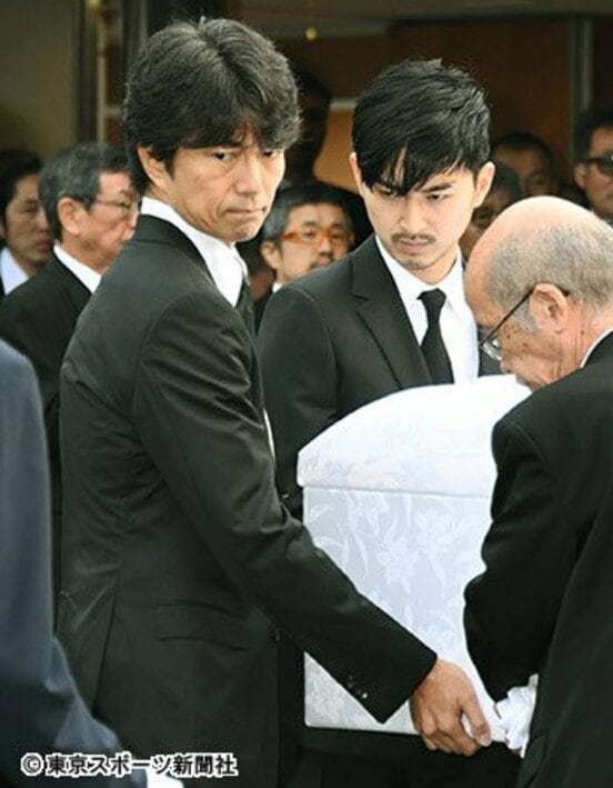  棺を運ぶ仲村トオル（左）、松田翔太ら