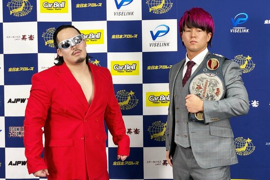 世界ジュニア王者の青柳亮生(右)に挑む立花誠吾