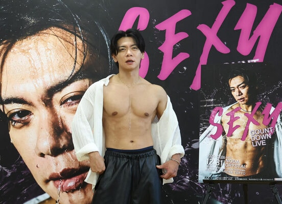 大胸筋を見せつける「マヂカルラブリー」の野田クリスタル