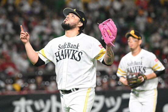 １イニングを０点に抑えポーズを決めるオスナ