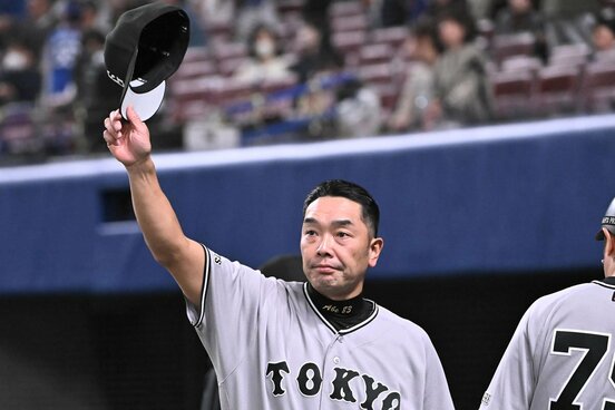ファンの声援に応える阿部慎之助監督