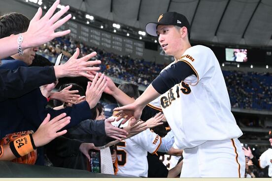 ファンとハイタッチする戸郷