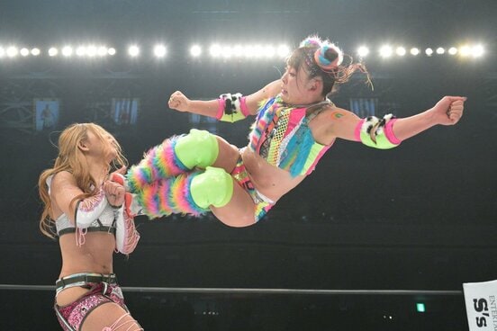 高打点のドロップキックを決めるフワちゃん