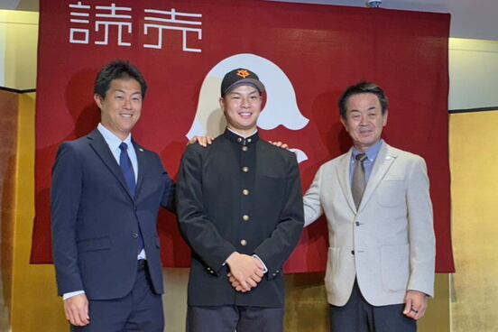 仮契約を結んだ巨人ドラフト２位の田和廉（中央）