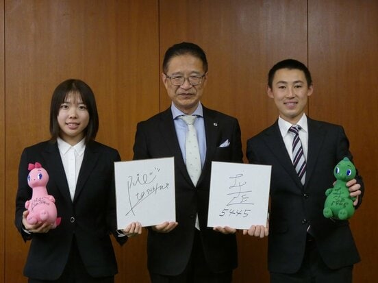 左から板頭里緒、前橋泰幸津市長、一ノ木匠
