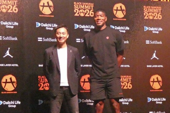 八村塁(右)と島田慎二JBA会長