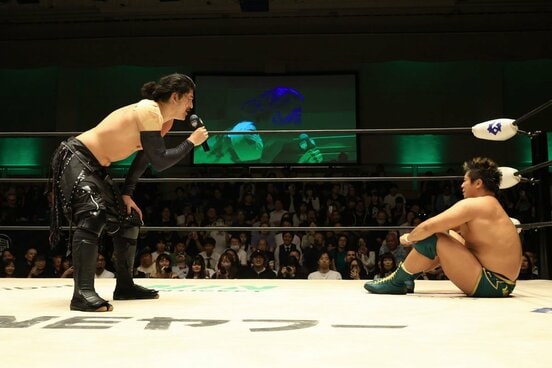 試合後にマイクを握るOZAWA(左)とYoshiki Inamura(写真提供:プロレスリング・ノア)