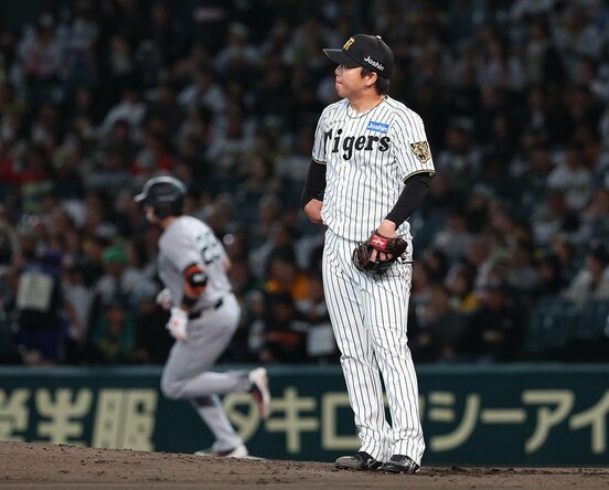 ３回、巨人・ダルベック(奥)に痛い３ランを浴びた阪神・村上頌樹