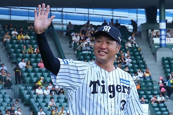 声援にこたえる関本賢太郎氏