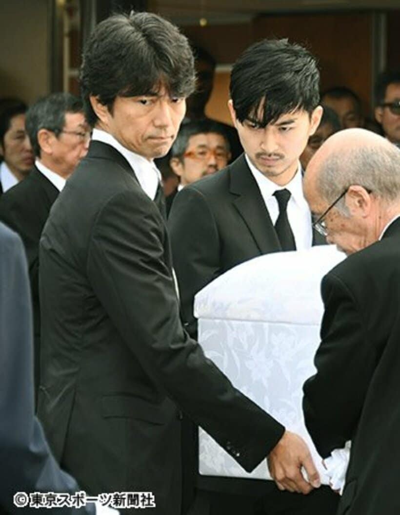  棺を運ぶ仲村トオル（左）、松田翔太ら