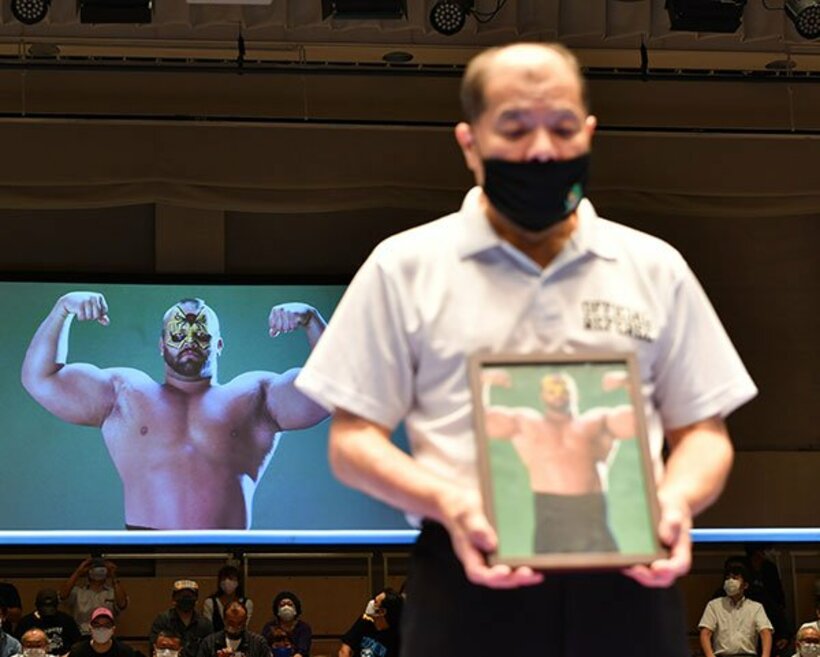  アニマル・ウォリアーさんの遺影を持つ和田京平レフェリー