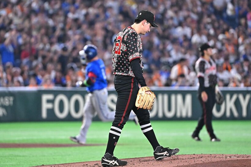 ３回、牧（左）にソロ本塁打を浴びた巨人・竹丸