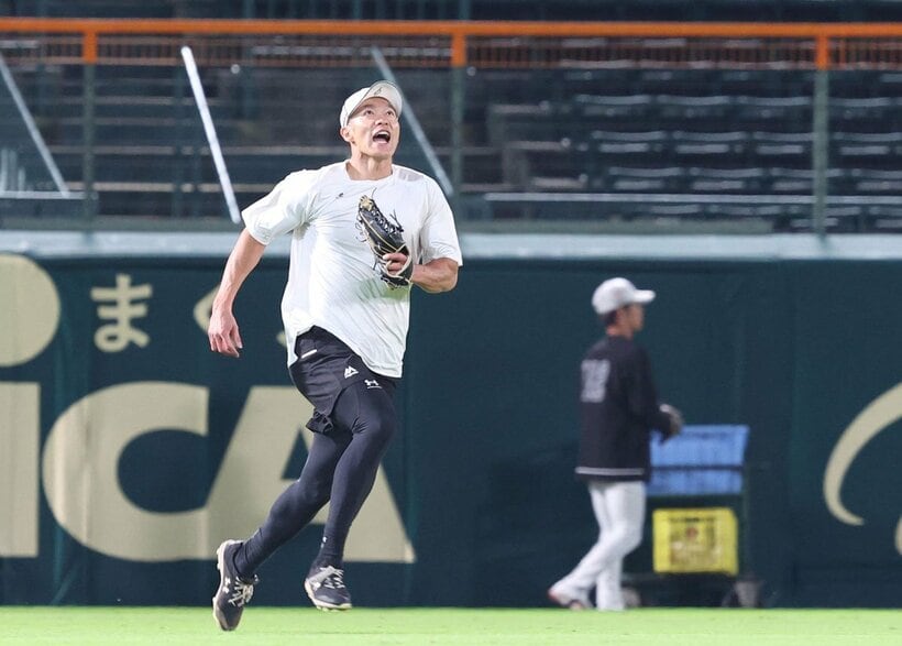 甲子園で守備練習するソフトバンク・柳田悠岐