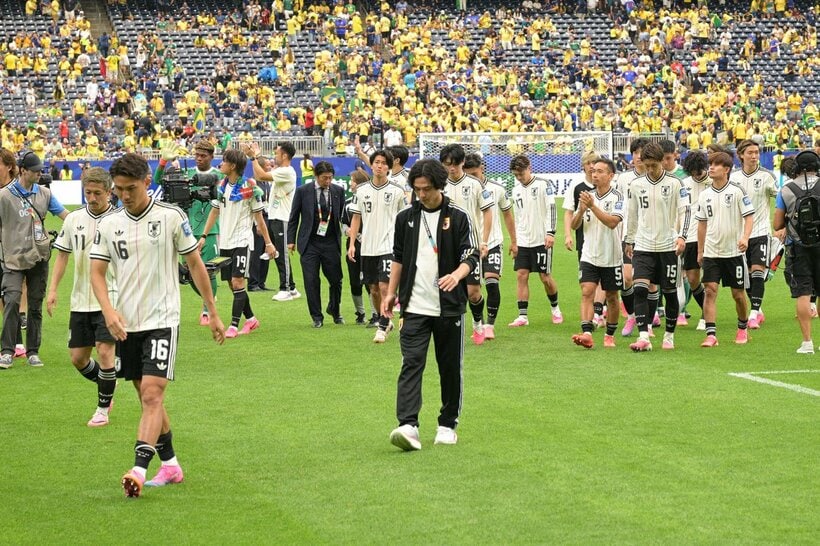 肩を落とす森保ジャパンの選手たち