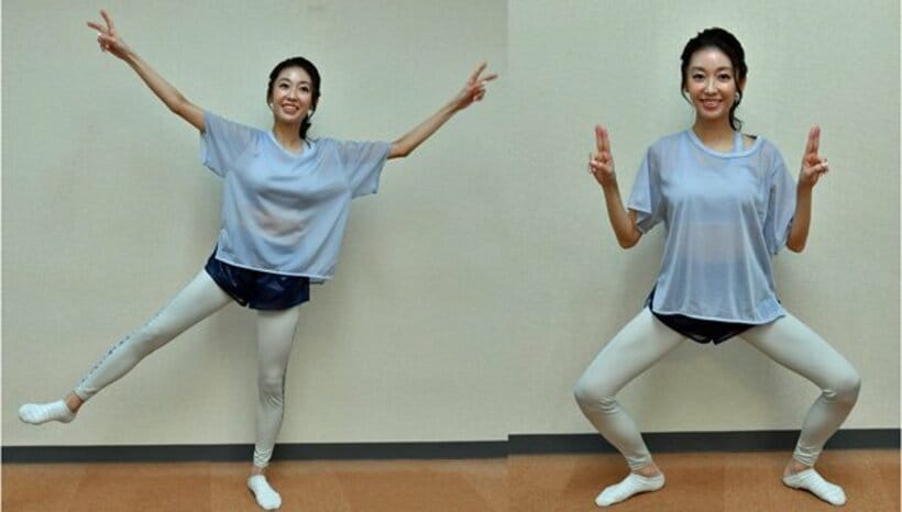  (左から)ピースサインをつくりながら両腕を上げて…指を閉じながらヒザを曲げましょう