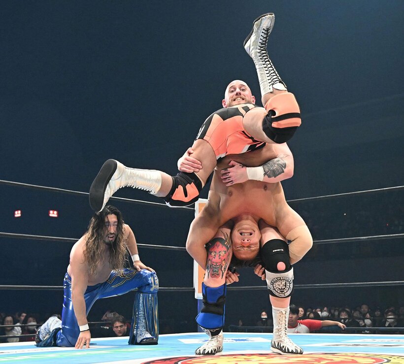 小島聡を仕留めるゲイブ　左は辻陽太