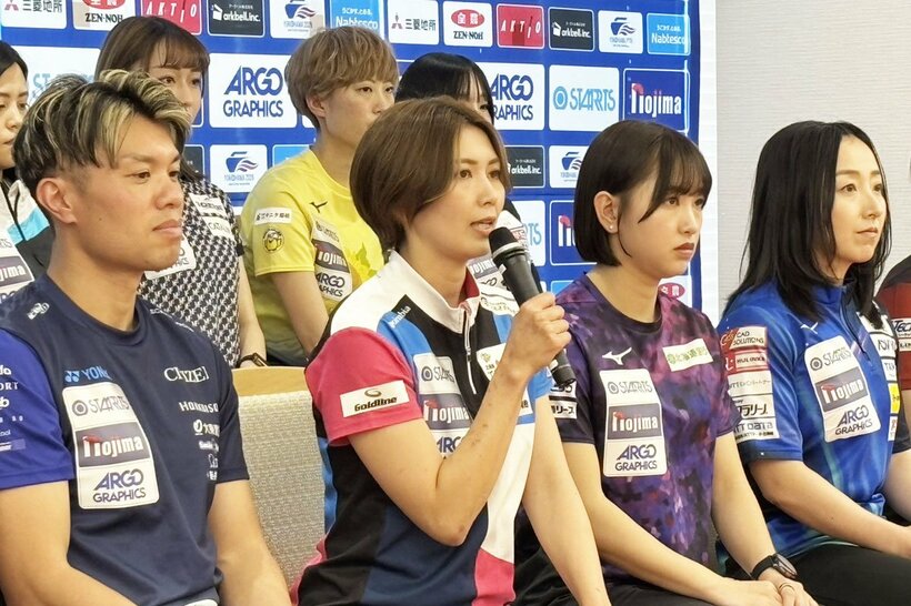意気込みを語るフォルティウスの吉村紗也香(前列左から２人目)