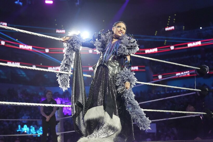 苦しい立場となりつつあるジュリア（©WWE/Courtesy of Netflix）