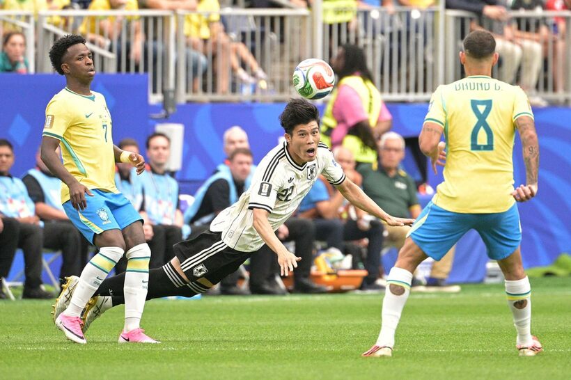 ブラジル戦でヘディングする冨安健洋
