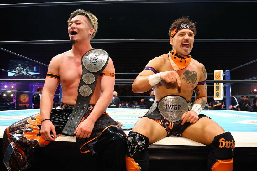 大混乱の４WAY戦を制し、ベルトを奪還した藤田晃生(左)とロビー・イーグルス