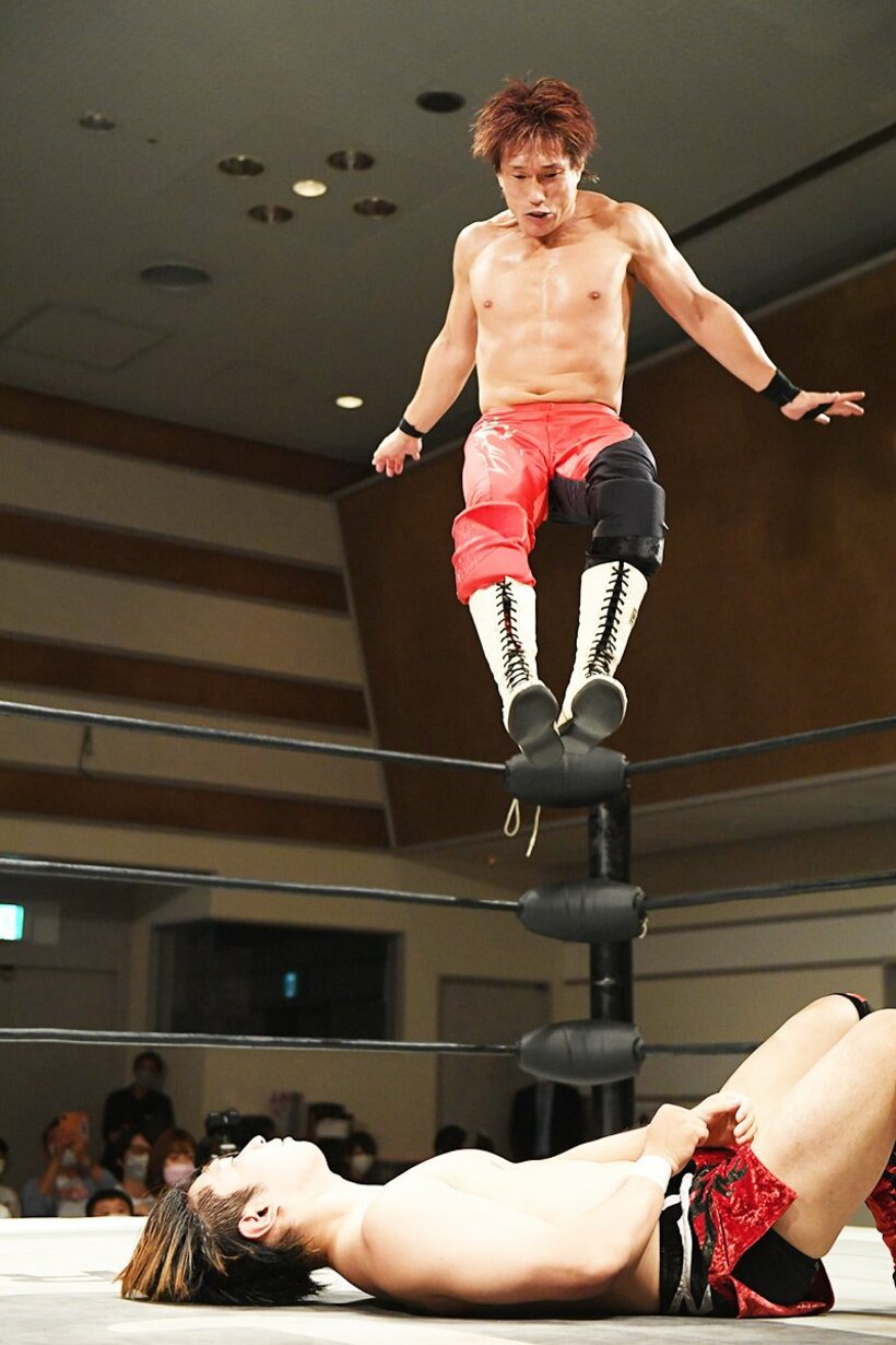  飯塚(下)にダイビングフットスタンプを決める稔（東スポWeb）