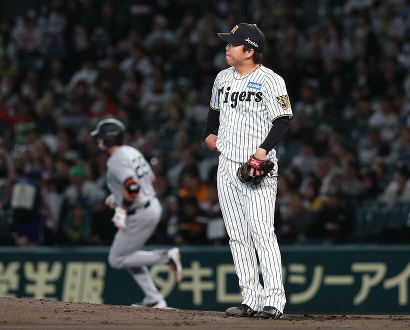３回、巨人・ダルベック(奥)に痛い３ランを浴びた阪神・村上頌樹