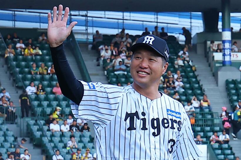 声援にこたえる関本賢太郎氏