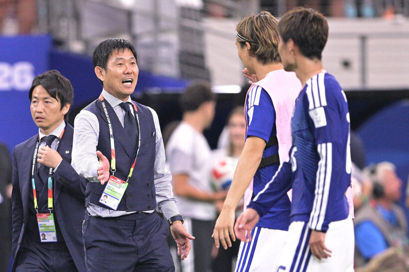 試合を終え選手を出迎える森保一監督（左）　