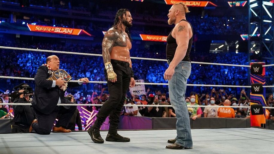  ブロック・レスナー（右）とにらみ合うローマン・レインズ。左はポール・ヘイマン(©2021 WWE, Inc. All Rights Reserved.)