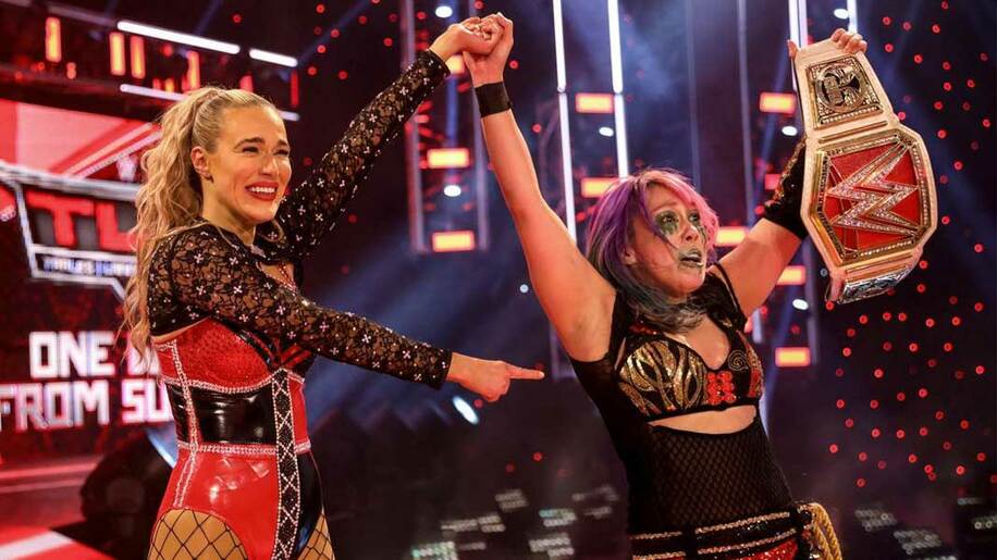  シェイナ・ベイズラーを撃破したアスカを祝福する最弱女子ラナ（左）。ＷＷＥ女子タッグ王座アック獲得に王手だ(©2020-WWE,-Inc.-All-Rights-Reserved.)