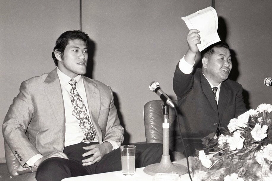 日プロからの追放処分に、反論の声明文を発表するアントニオ猪木(左)と木村昭政氏（１９７１年１２月１４日）