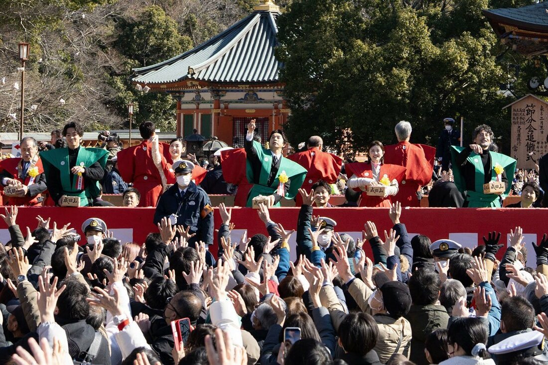 豆をまく(左から)大東駿介、白石聖、仲野太賀、宮澤エマ、山口馬木也