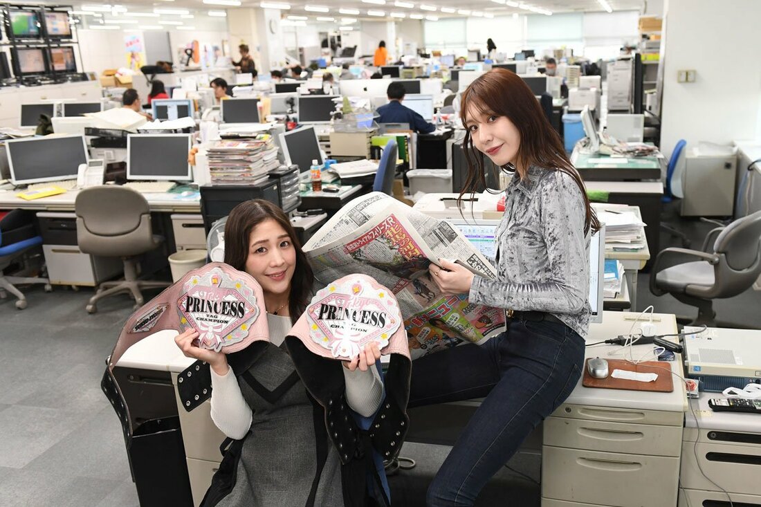 東スポ編集局長の席をジャックした上福ゆきと上原わかな