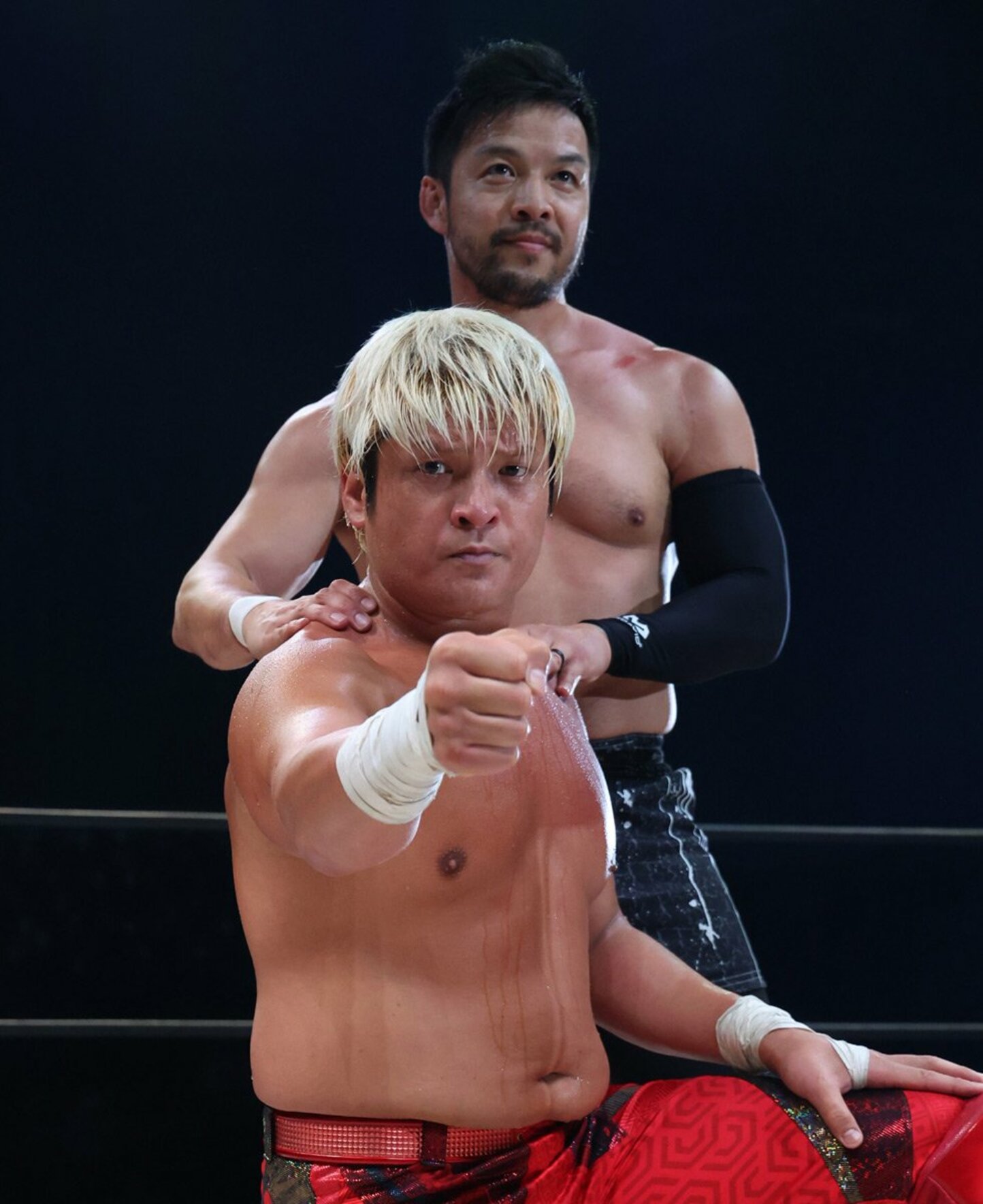 ポーズを決める拳王（手前）とＫＥＮＴＡ