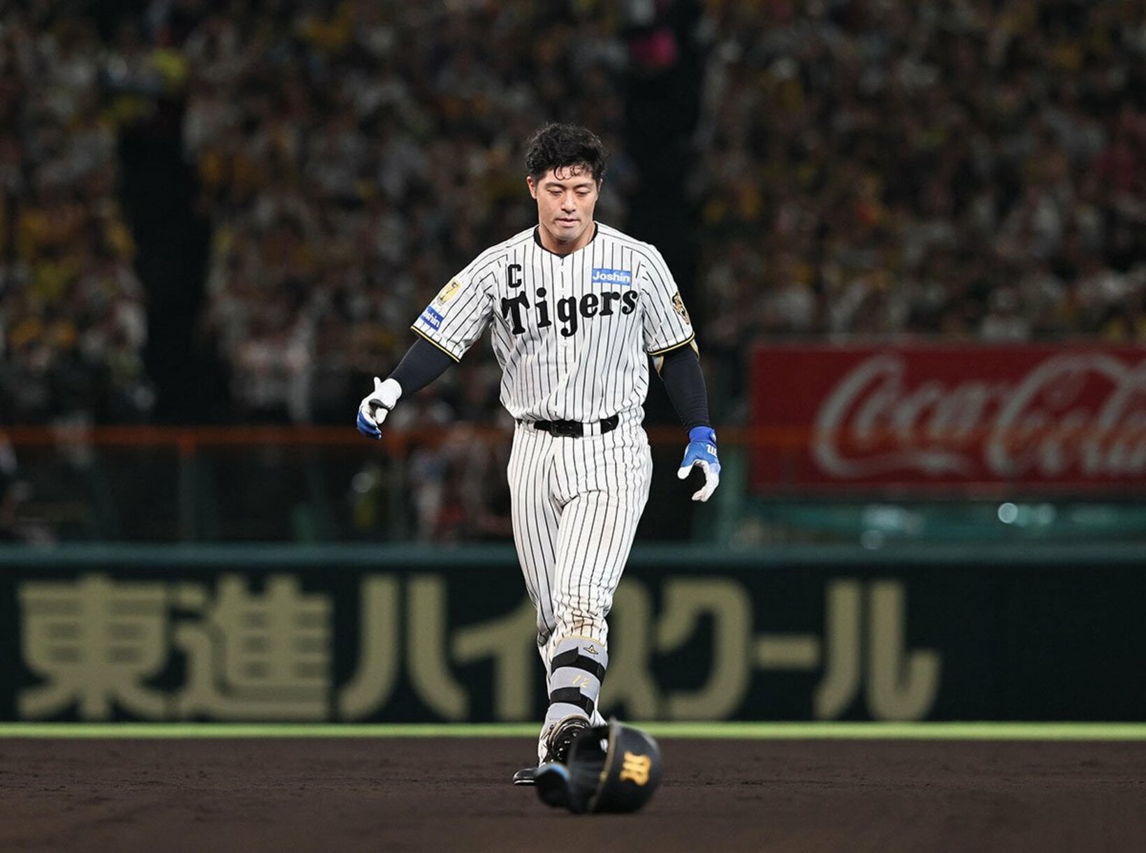 ７回のチャンスで左飛に倒れ、ヘルメットを脱ぎ捨てた阪神・坂本誠志郎