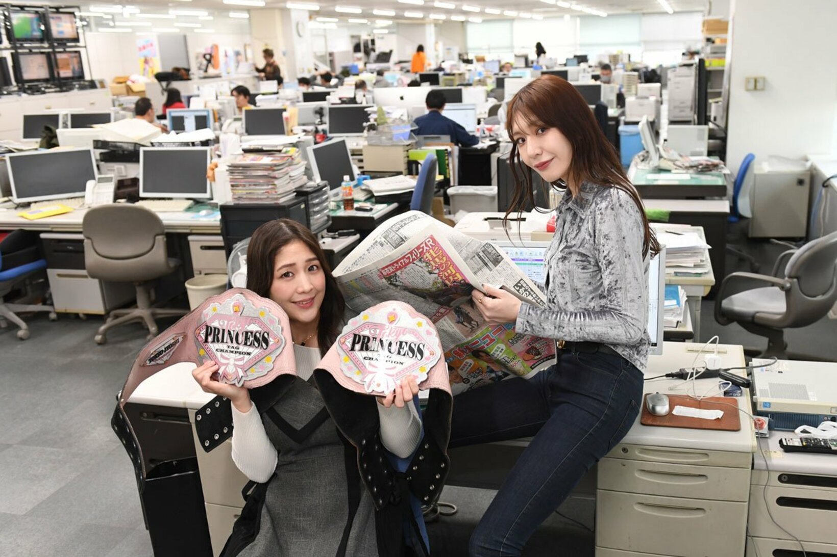 東スポ編集局長の席をジャックした上福ゆきと上原わかな