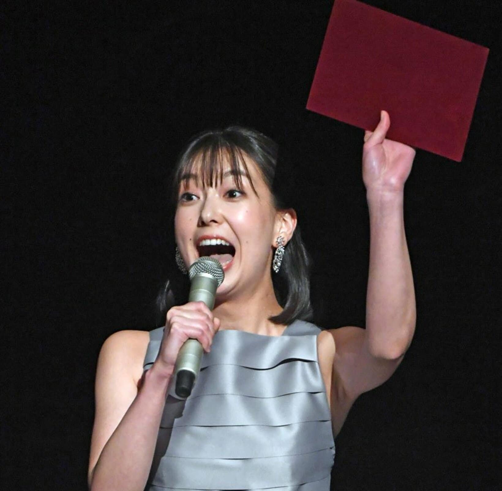 肩出しドレス姿で叫ぶ和久田アナ