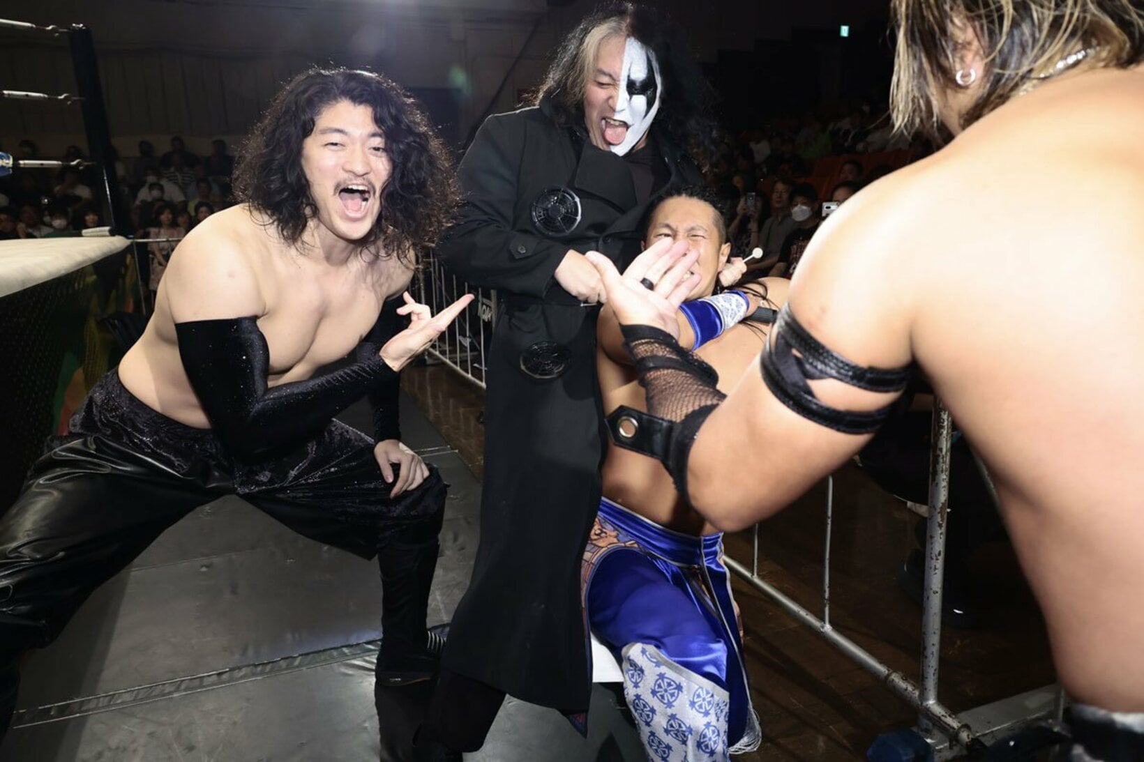 場外でAMAKUSAをいたぶるなど、悲壮感のないファイトを見せたOZAWA（左＝©NOAH）